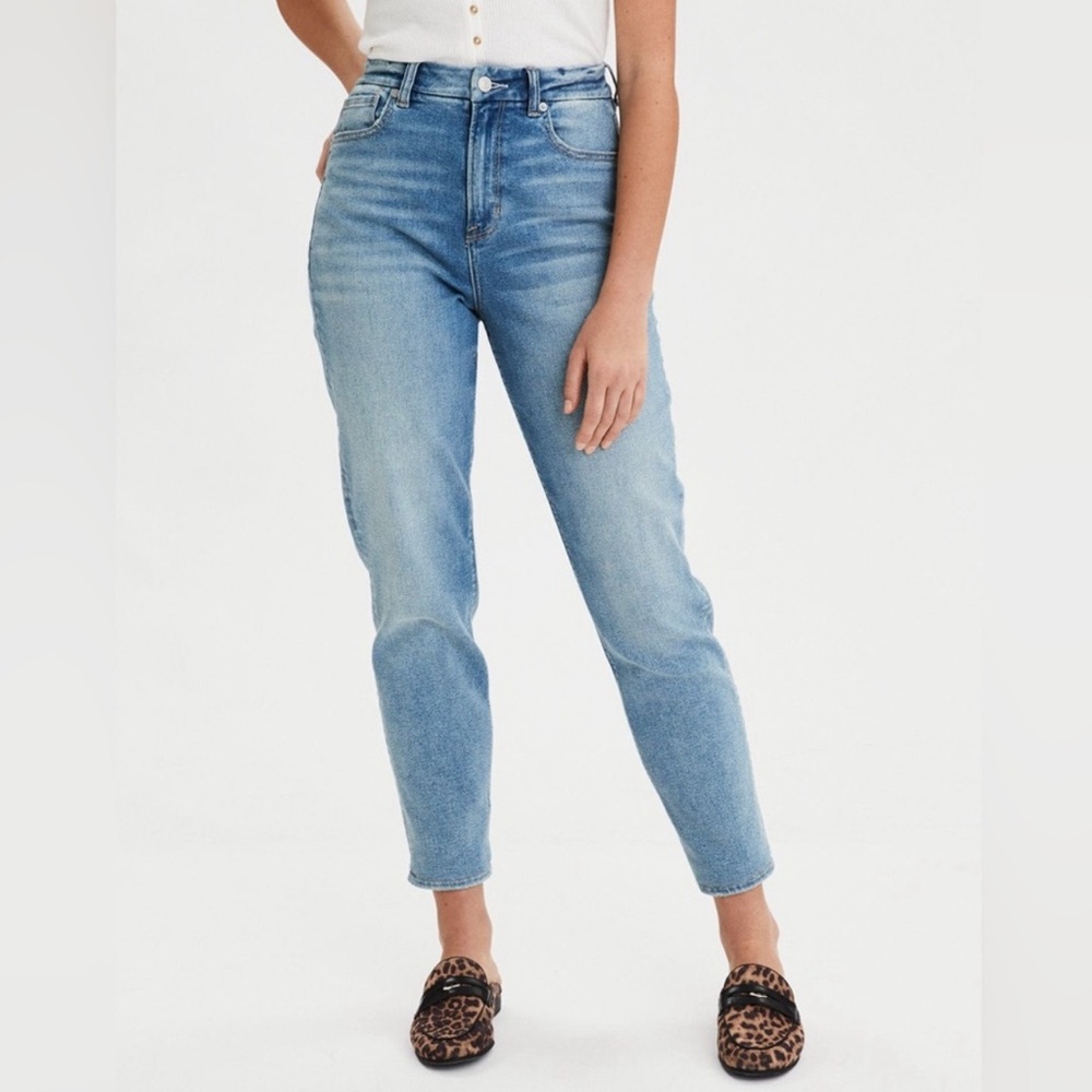 American Eagle AEO Medium Wash Denim Curvy Mom Jean